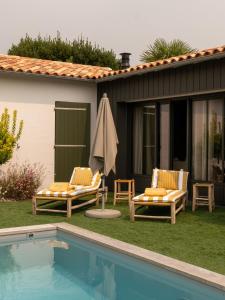 Bazén v ubytování Les Villas du Bois nebo v jeho okolí