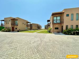 an empty parking lot in front of some buildings at Beachfront Duplex B por Be My Guest in Aquiraz