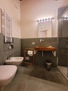 Un baño con lavabo, inodoro y ducha. en Le Mezzane, en Lucca