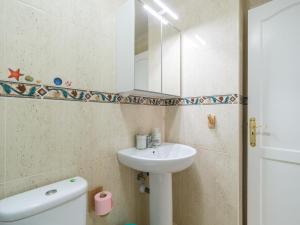 ein Badezimmer mit Waschbecken, Spiegel und Toilette in der Unterkunft Pura Vida - 10 min de Maspalomas y Aeropuerto in Vecindario + 6 Fotos