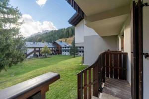 - un balcon avec vue sur la cour dans l'établissement Cesa Agnol, à Campitello