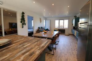 Una cocina y una sala con una mesa y un comedor. en Le CapriBeach by Tranquil at Home, en Pornichet