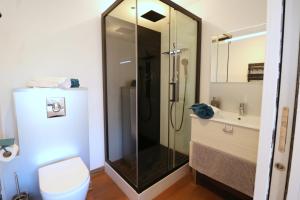 een badkamer met een douche, een toilet en een wastafel bij Le CapriBeach by TAH - Top emplacement & Parking in Pornichet