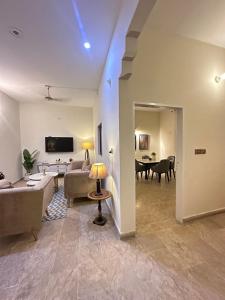 TV a/nebo společenská místnost v ubytování 2 bedroom Apartment in Karachi near airport