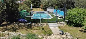 una piccola piscina in un cortile con recinzione di Partisole - Maison Climatisée avec Piscine a Garéoult