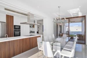 Η κουζίνα ή μικρή κουζίνα στο Luxury Villa Coastal Elegance