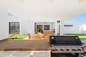 Μια τηλεόραση ή/και κέντρο ψυχαγωγίας στο Luxury Villa Coastal Elegance