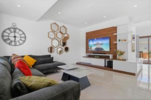 Μια τηλεόραση ή/και κέντρο ψυχαγωγίας στο Luxury Villa Coastal Elegance