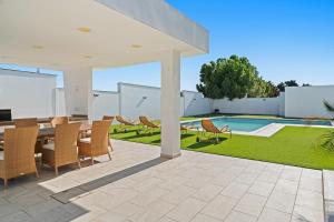 Πισίνα στο ή κοντά στο Luxury Villa Coastal Elegance