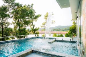 Kon Rung (1)Mohu Villa - HA11 Venus Resort By Flamingo Đại Lải的一座带喷泉的游泳池