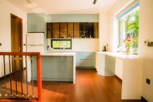 Kon Rung (1)Mohu Villa - HA11 Venus Resort By Flamingo Đại Lải的厨房配有蓝色橱柜和台面