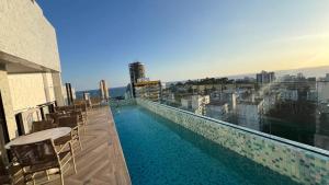 una piscina en la azotea de un edificio en Studio Barra Salvador -, en Salvador