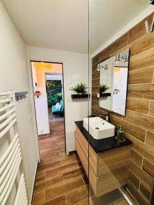 Ένα μπάνιο στο Le Cerf de Montebello