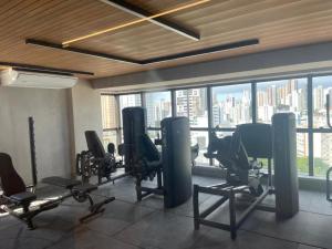 un gimnasio con sillas y vistas a la ciudad en Studio Barra Salvador -, en Salvador