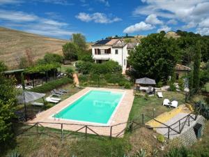 een luchtfoto van een huis met een zwembad bij Casa dei Sogni d'Oro in San Pietro