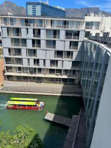 ケープタウンにあるWaterfront Canal Stunning Apartmentの建物前の川舟