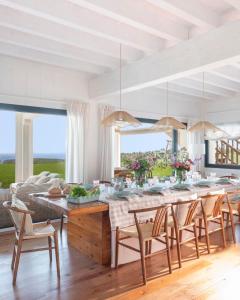 ein Esszimmer mit einem großen Tisch und Stühlen in der Unterkunft Wishome- Villa sublime con piscina climatizada in Prellezo