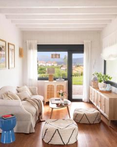 ein Wohnzimmer mit Sofa und Tisch in der Unterkunft Wishome- Villa sublime con piscina climatizada in Prellezo