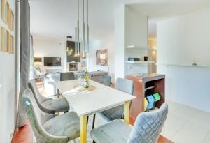Dapur atau dapur kecil di Deluxe Apartment Smulsko Kids Room Terrace Parking
