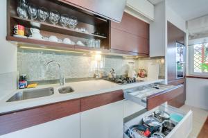 Dapur atau dapur kecil di Deluxe Apartment Smulsko Kids Room Terrace Parking