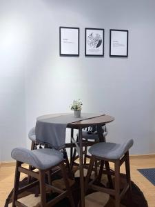 een tafel met vier stoelen en een tafel met bij Suithauz Studio in Kuantan