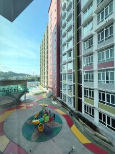 een gebouw met een speeltuin in het midden bij Suithauz Studio in Kuantan