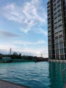 een groot gebouw naast een groot waterlichaam bij Suithauz Studio in Kuantan