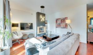 Televisyen dan/atau pusat hiburan di Deluxe Apartment Smulsko Kids Room Terrace Parking