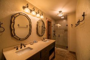 un baño con lavabo y espejo en Alpine Vista, en Blowing Rock 28 fotos más