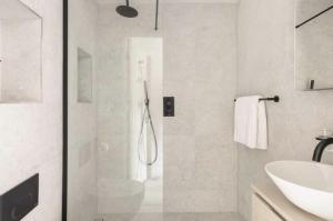 Koupelna v ubytování 5 The Lookout - 2 bed apartment with parking, balcony & sea views + 18 fotografií