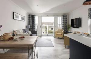 TV a/nebo společenská místnost v ubytování 5 The Lookout - 2 bed apartment with parking, balcony & sea views