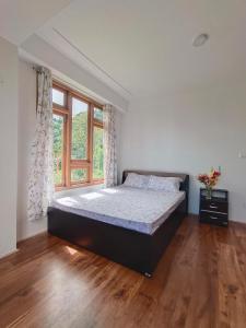 een slaapkamer met een groot bed en een raam bij Zhim khang in Sosing