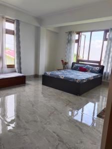 een slaapkamer met een bed in een kamer met ramen bij Zhim khang in Sosing