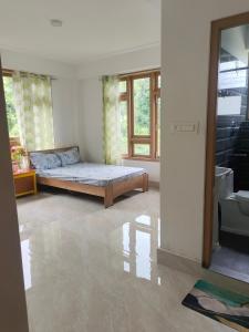 een slaapkamer met een bed in het midden van een kamer bij Zhim khang in Sosing