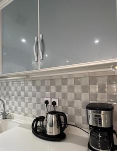 Il comprend une cuisine équipée d'un grille-pain et d'une cafetière. dans l'établissement شقق نرمادا المفروشة 303, à Médine