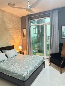 Ένα ή περισσότερα κρεβάτια σε δωμάτιο στο Tameer Lifestyles