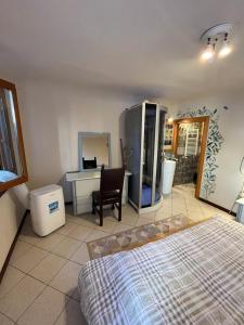 ein Schlafzimmer mit einem Bett, einem Schreibtisch und einem Spiegel in der Unterkunft Casa di Zara in Venedig