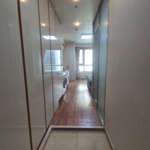 an empty hallway with a corridor with a mirror at 길동역3분 올림픽공원 콘서트 Kspodome 롯데타워 JYP 한강공원 in Seoul