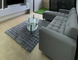 a living room with a couch and a coffee table at Hospedaje Talisman in Pichilemu