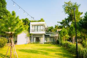 Kon Rung (1)Mohu Villa - HA11 Venus Resort By Flamingo Đại Lải的带院子的房子图片