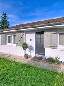 una casa blanca con una puerta negra en NUIT ET JOUR à Chaumont, en Chaumont 9 fotos más