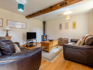 TV a/nebo společenská místnost v ubytování 2 Bed in Ludlow 59293