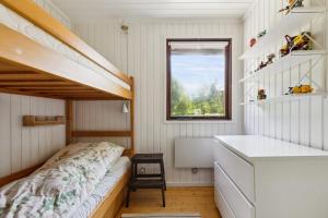 a small bedroom with a bunk bed and a desk at Charming Cottage Retreat Near Heatherhill & Sea Trails - Rågeleje in Vejby