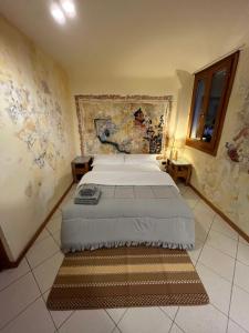 ein Schlafzimmer mit einem Bett und einem Gemälde an der Wand in der Unterkunft Casa di Zara in Venedig