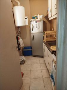 eine Küche mit Kühlschrank und Fliesenboden in der Unterkunft Santiago del estero in Santiago del Estero