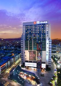 首爾的住宿－空中花園東大門金斯敦酒店，一座大建筑,上面有标志