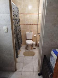 ein Badezimmer mit Toilette und Dusche in der Unterkunft Santiago del estero in Santiago del Estero