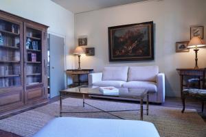 a living room with a couch and a coffee table at Maison de Sylvain in Barjouville