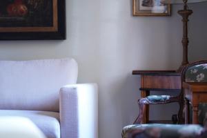 a living room with a couch and a chair at Maison de Sylvain in Barjouville