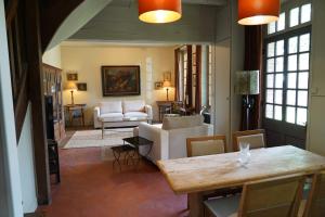 una sala de estar con un sofá y una mesa en Maison de Sylvain, en Barjouville 31 fotos más